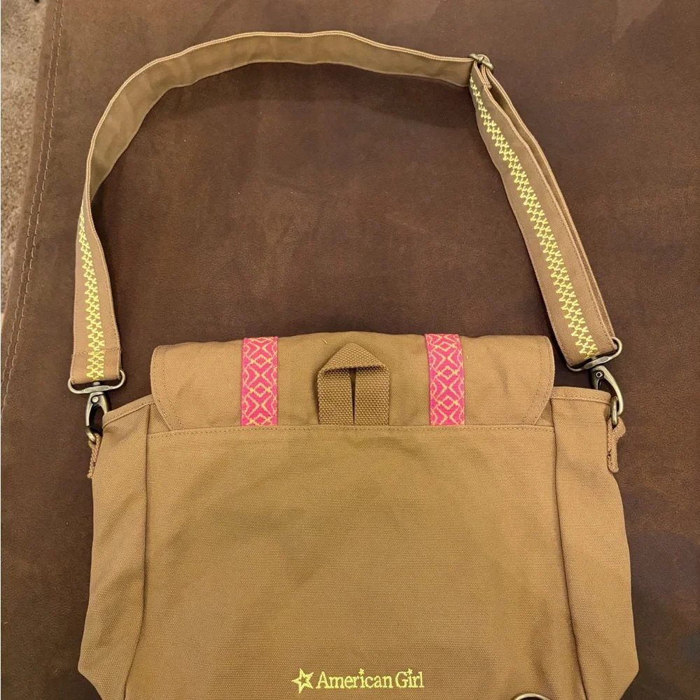 American Girl 2016 GOTY Lea’s Messenger Bag for Girls - Picture 2 of 6